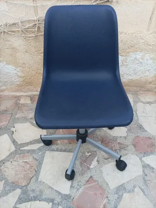 Silla giratoria azul con ruedas