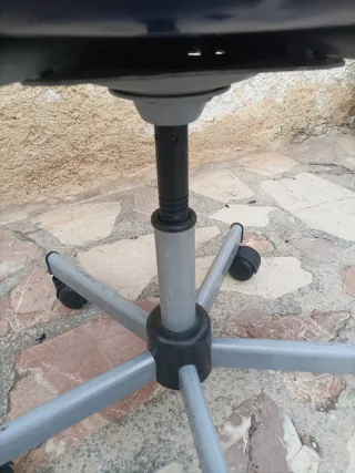Silla giratoria azul con ruedas