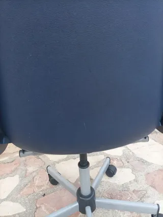 Silla giratoria azul con ruedas