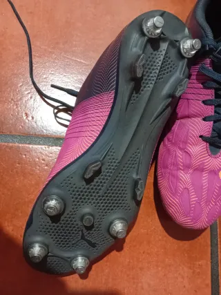 Botas de fútbol Puma rosas y amarillas  talla 43