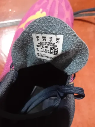 Botas de fútbol Puma rosas y amarillas  talla 43