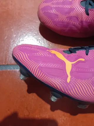 Botas de fútbol Puma rosas y amarillas  talla 43
