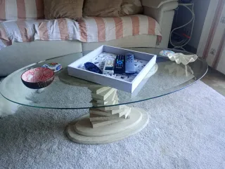 Mesa de mármol beige y blanco.