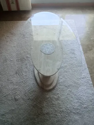 Mesa de mármol beige y blanco.