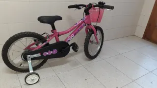Bicicleta infantil rosa con ruedines