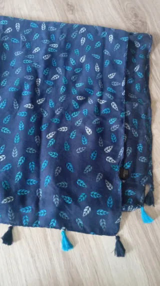 Pañuelo azul con estampado de hojas