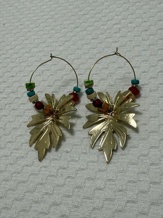 Pendientes hoja dorada con cuentas