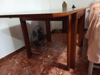 Mesa de madera marrón