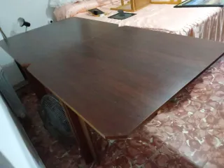 Mesa de madera marrón