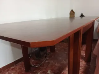 Mesa de madera marrón