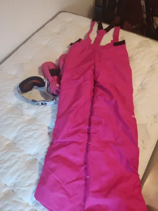 Pantalón nieve, gafas y guantes Decathlon