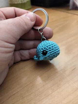 Llavero ballena crochet azul