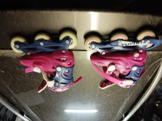 Patines en línea rosas y azules