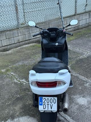 Suzuki Burgman 125 Scooter Blanca