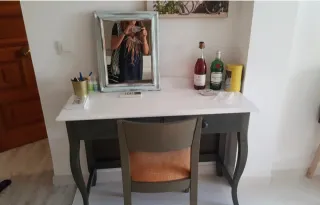 Mesa escritorio auxiliar madera y 2 sillas a juego