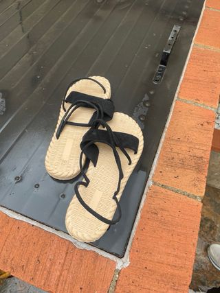 Sandalias Beige y Negras Talla 40