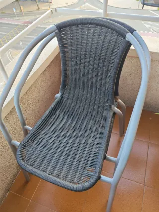 Sillas de terraza metálicas y mimbre