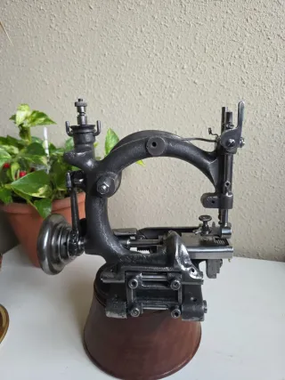 Máquina de coser Grossman antigua sombrerera