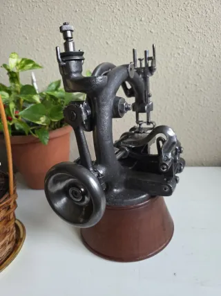 Máquina de coser Grossman antigua sombrerera