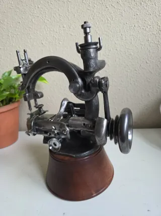 Máquina de coser Grossman antigua sombrerera
