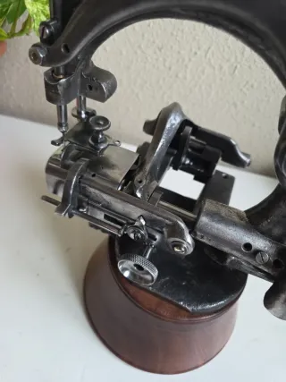 Máquina de coser Grossman antigua sombrerera