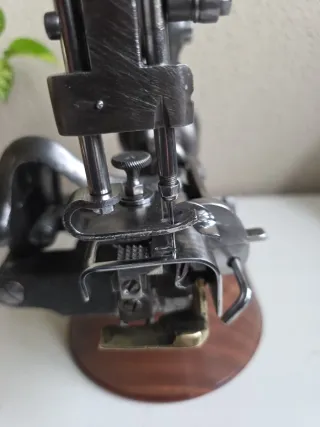 Máquina de coser Grossman antigua sombrerera