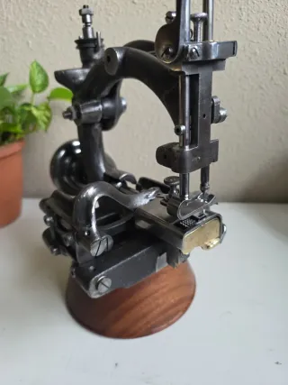 Máquina de coser Grossman antigua sombrerera