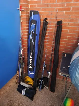 Cañas y carretes de pescar y funda Yuki