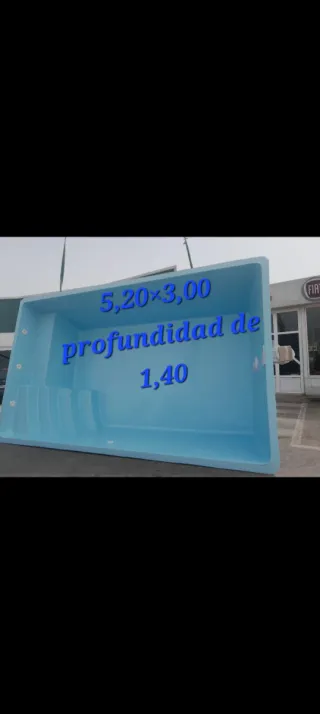 Piscina de poliéster azul o blanco.