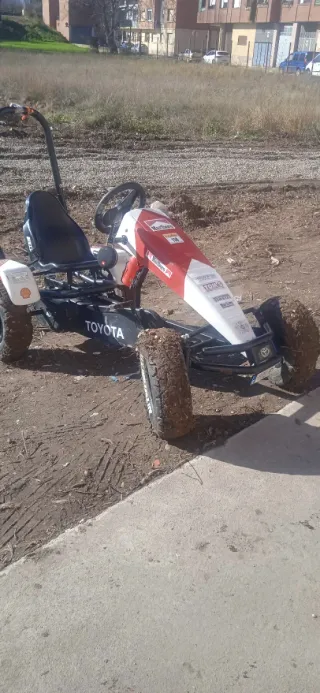 Coche de pedales Toyota