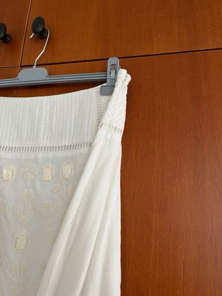 Falda blanca bordada