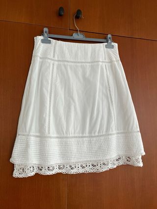 Falda blanca bordada