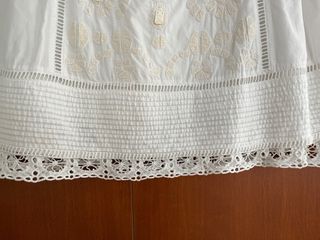 Falda blanca bordada