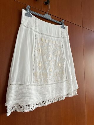 Falda blanca bordada