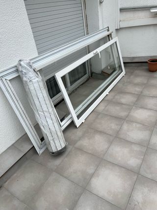 Balconera de aluminio blanca con persiana