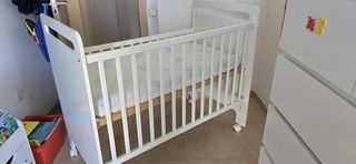 Cuna de bebé blanca