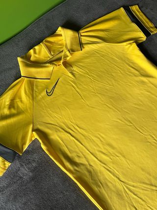 Polo deportivo Nike amarillo