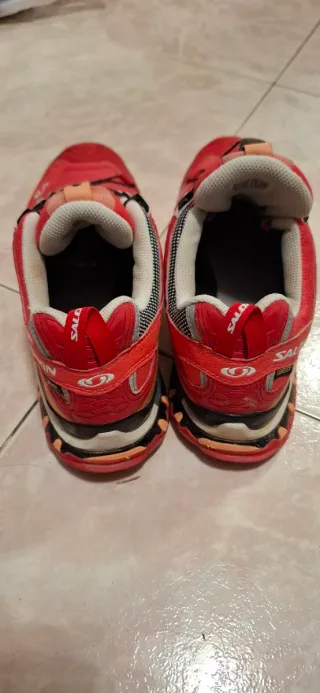 Zapatillas Trail Salomon Rojas y Naranjas