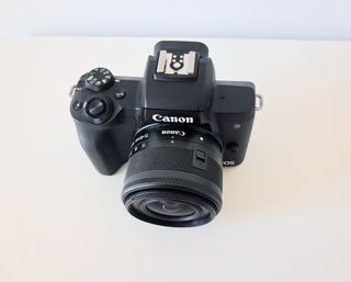 Cámara Canon EOS M50 con objetivo 15-45mm