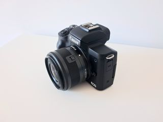 Cámara Canon EOS M50 con objetivo 15-45mm