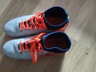 Zapatos de fútbol sala grises y naranjas