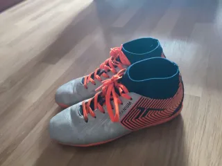 Zapatos de fútbol sala grises y naranjas