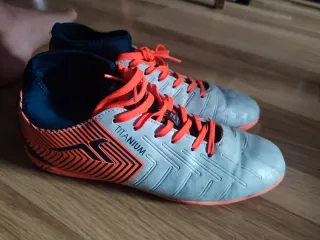 Zapatos de fútbol sala grises y naranjas