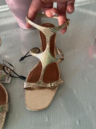 Sandalias doradas tacón Kitten nuevas