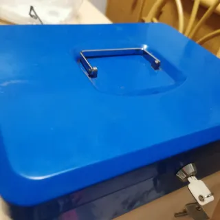 Caja de seguridad metálica con llave