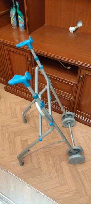 Andador para mayores con ruedas