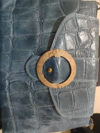 Bolso bandolera azul con detalle de madera