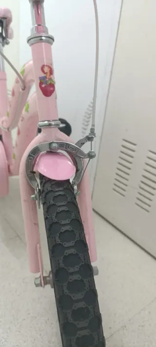 Bicicleta infantil rosa con cesta