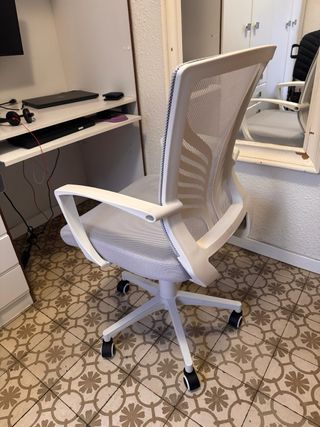 Silla de oficina gris nueva en caja