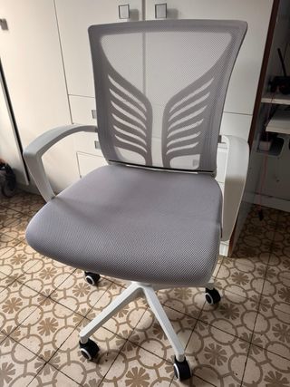 Silla de oficina gris nueva en caja